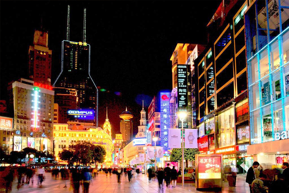 南京路步行街夜景。由 华为Mate 9 徕卡双摄 拍摄，图7除外。__财经头条